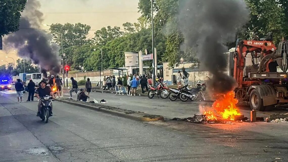 TENSIÓN EN ROSARIO: POLICÍAS SE ENFRENTAN ENTRE SÍ Y SE ACUARTELAN EN PLENA PROTESTA SALARIAL