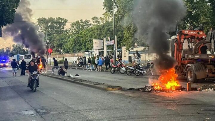 TENSIÓN EN ROSARIO: POLICÍAS SE ENFRENTAN ENTRE SÍ Y SE ACUARTELAN EN PLENA PROTESTA SALARIAL
