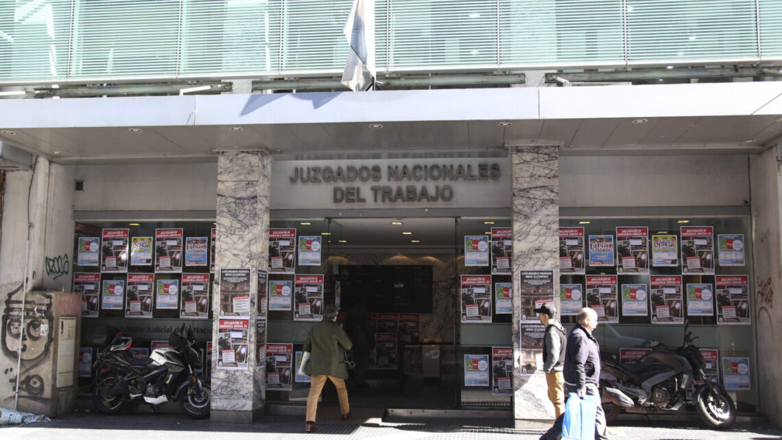 JUDICIALES TOMAN EL EDIFICIO DE LA JUSTICIA NACIONAL DEL TRABAJO EN RECHAZO AL TRASPASO CONTEMPLADO EN LA REFORMA LABORAL