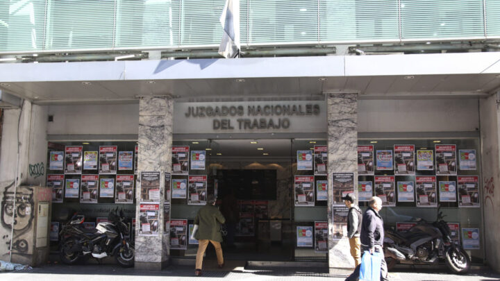 JUDICIALES TOMAN EL EDIFICIO DE LA JUSTICIA NACIONAL DEL TRABAJO EN RECHAZO AL TRASPASO CONTEMPLADO EN LA REFORMA LABORAL