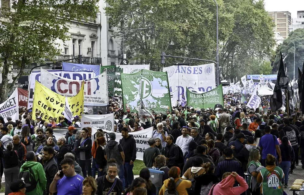 MILES DE TRABAJADORES MARCHAN AL CONGRESO CONTRA LA REFORMA LABORAL EN UNA JORNADA DE PROTESTAS Y PAROS