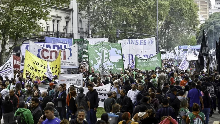 MILES DE TRABAJADORES MARCHAN AL CONGRESO CONTRA LA REFORMA LABORAL EN UNA JORNADA DE PROTESTAS Y PAROS