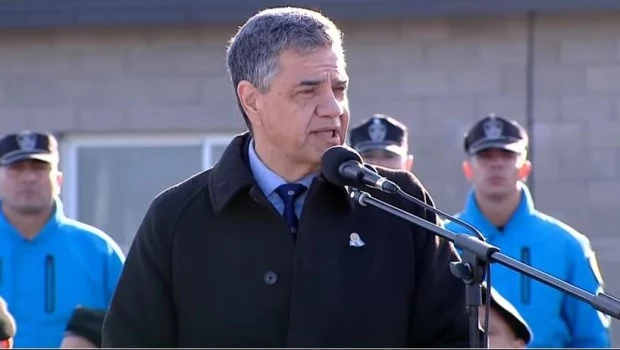 JORGE MACRI HABLÓ A CADETES DE POLICÍA Y ADVIRTIÓ QUE “LA ÉPOCA DEL VALE TODO SE TERMINÓ”