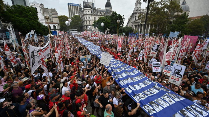 MULTITUDINARIA MARCHA POR LOS 50 AÑOS DEL GOLPE: MEMORIA, CRÍTICAS AL GOBIERNO Y UNA PLAZA QUE VOLVIÓ A SER EPICENTRO POLÍTICO