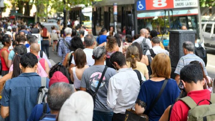 YA RIGE EL AUMENTO DEL COLECTIVO EN EL AMBA: EL BOLETO MÍNIMO PASÓ A COSTAR $700