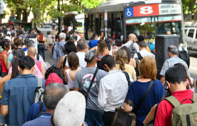 YA RIGE EL AUMENTO DEL COLECTIVO EN EL AMBA: EL BOLETO MÍNIMO PASÓ A COSTAR $700