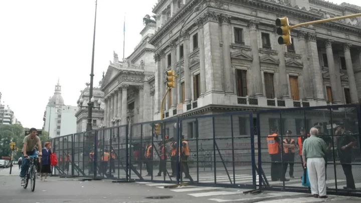 CONGRESO VALLADO Y TENSIÓN EN LAS CALLES: EL DEBATE POR LA LEY DE GLACIARES REABRE LA PULSEADA ENTRE AMBIENTE Y MODELO PRODUCTIVO