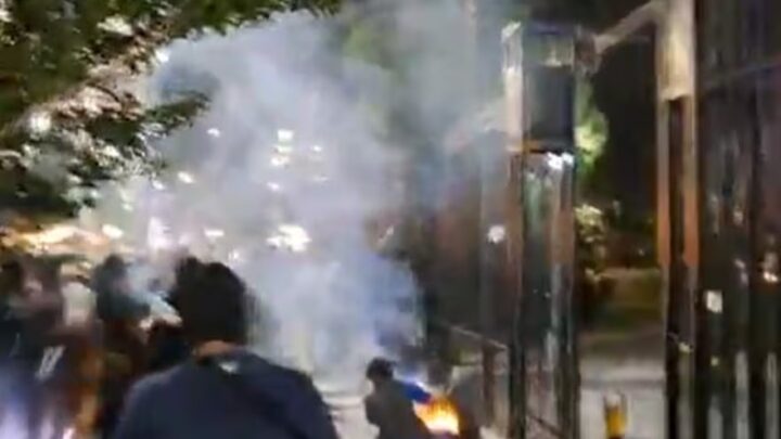 INCIDENTES EN JUJUY FRENTE A LA CASA DE GOBIERNO POR UN RECLAMO SALARIAL POLICIAL