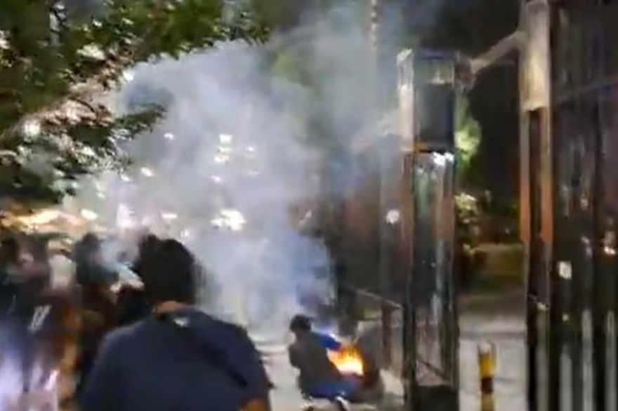 INCIDENTES EN JUJUY FRENTE A LA CASA DE GOBIERNO POR UN RECLAMO SALARIAL POLICIAL