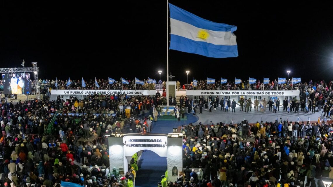 Kicillof participó del acto por el Día de los veteranos y los caídos en Malvinas en Ushuaia
