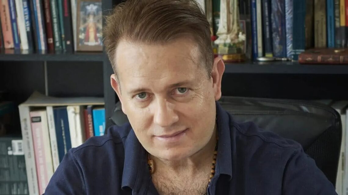 EL BIÓGRAFO DE MILEI PIDIÓ LA RENUNCIA DE ADORNI Y LO DEFINIÓ COMO “UN SUJETO MUERTO POLÍTICAMENTE”