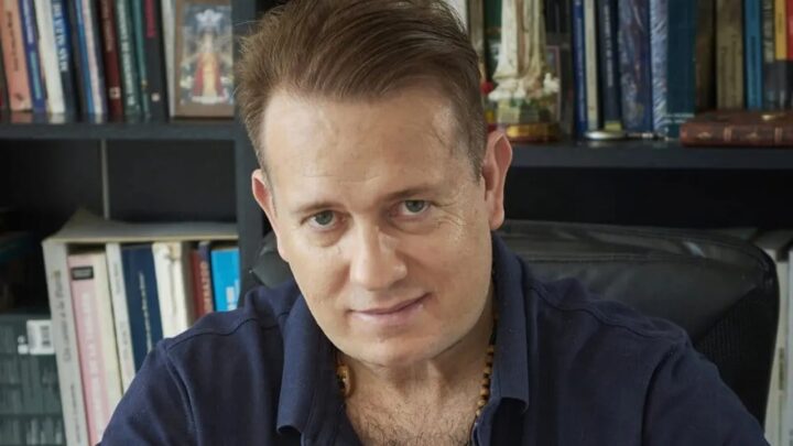 EL BIÓGRAFO DE MILEI PIDIÓ LA RENUNCIA DE ADORNI Y LO DEFINIÓ COMO “UN SUJETO MUERTO POLÍTICAMENTE”