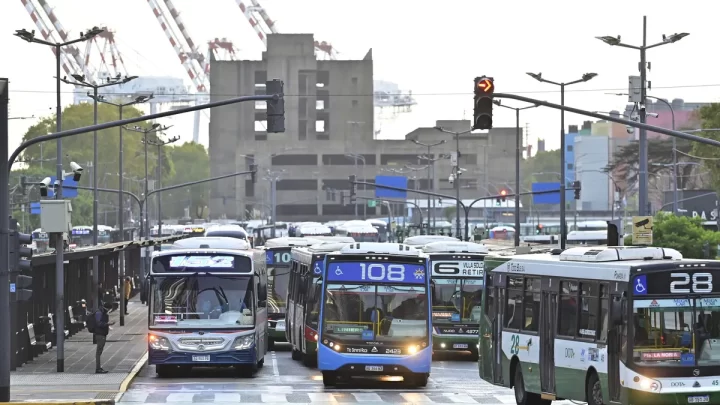 CRISIS DEL TRANSPORTE: EL GOBIERNO SE REÚNE CON EMPRESARIOS DE COLECTIVOS EN MEDIO DE LA EMERGENCIA DEL SECTOR