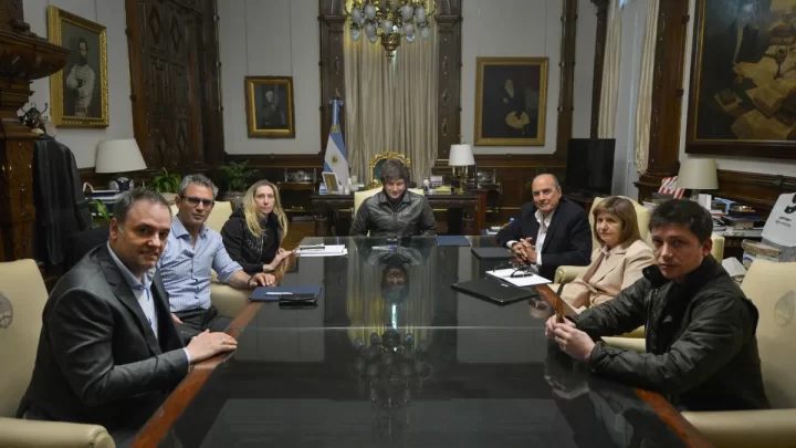 ADORNI CONVOCÓ A LA MESA POLÍTICA PARA MOSTRAR UNIDAD EN MEDIO DEL ESCÁNDALO Y ORDENAR LA AGENDA LEGISLATIVA