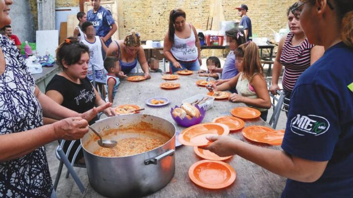 A pesar de la deserción del gobierno nacional, la Provincia aumenta 30% el SAE, 25% los programas sociales y duplica asistencia alimentaria a municipios