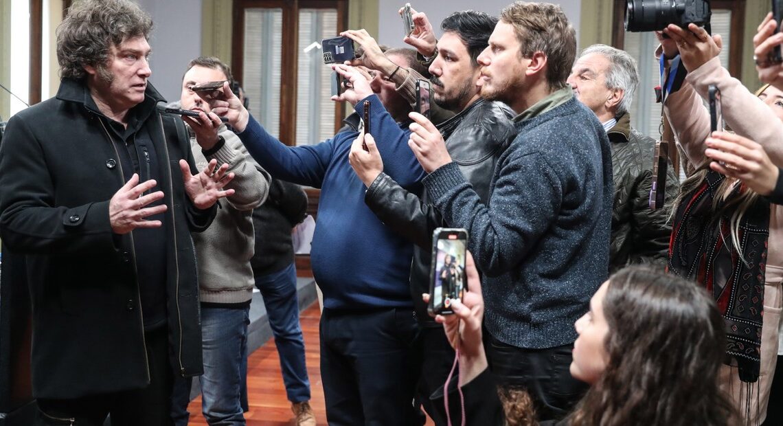 ARGENTINA CAE EN EL RANKING MUNDIAL DE LIBERTAD DE PRENSA Y ENCIENDE ALERTAS SOBRE EL CLIMA PARA EL PERIODISMO