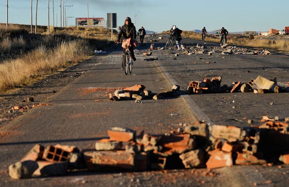 BOLIVIA, AL BORDE DEL COLAPSO: BLOQUEOS, MUERTOS Y UNA CRISIS POLÍTICA QUE ACORRALA AL GOBIERNO