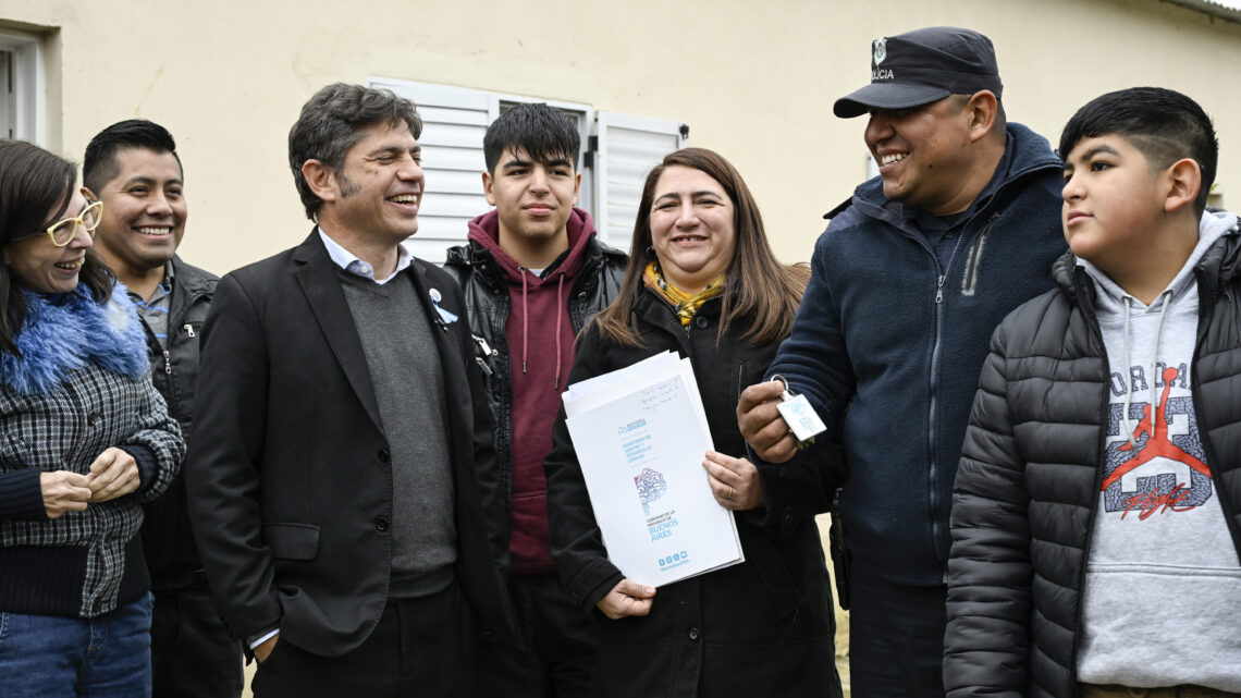 Kicillof entregó viviendas a familias de Marcos Paz