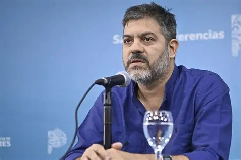 EL GOBIERNO BONAERENSE ADVIRTIÓ SOBRE EL “DETERIORO ACELERADO” DE LA ECONOMÍA Y REDOBLÓ LAS CRÍTICAS CONTRA MILEI