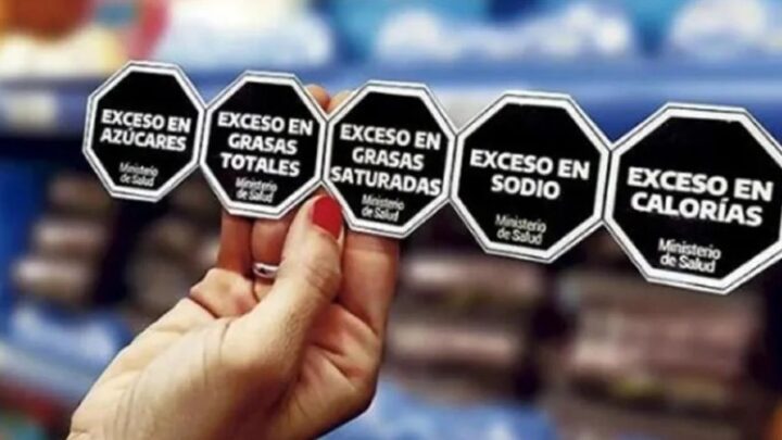 EL GOBIERNO BUSCA DEROGAR LA LEY DE ETIQUETADO FRONTAL Y CRECE LA POLÉMICA POR EL FUTURO DE LOS OCTÓGONOS NEGROS