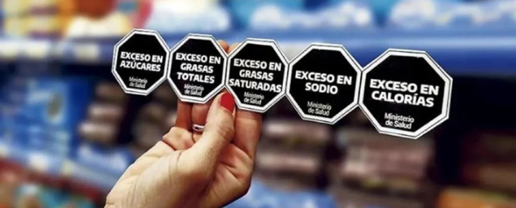 EL GOBIERNO BUSCA DEROGAR LA LEY DE ETIQUETADO FRONTAL Y CRECE LA POLÉMICA POR EL FUTURO DE LOS OCTÓGONOS NEGROS