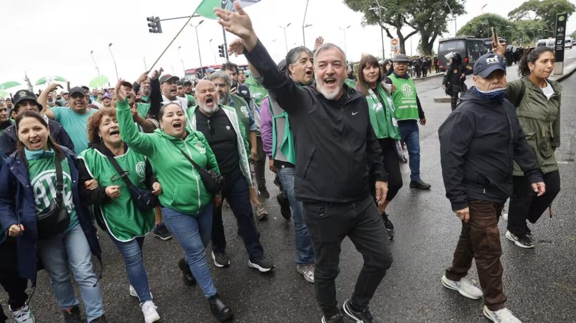 ATE DENUNCIÓ EL CIERRE DE 25 MIL PYMES Y REALIZÓ UNA PROTESTA SOBRE GENERAL PAZ: “MILEI FUE MÁS LETAL QUE EL COVID”