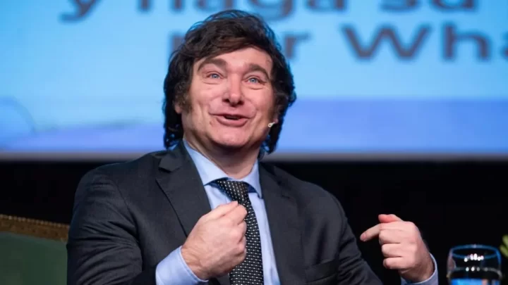 JAVIER MILEI VUELVE A EXPONER EN EL MALBA EN MEDIO DE LA TENSIÓN POLÍTICA, EL AJUSTE Y LAS CRÍTICAS A SU GOBIERNO