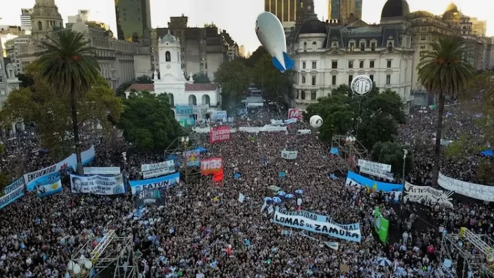 MARCHA FEDERAL UNIVERSITARIA: MILES DE ESTUDIANTES, DOCENTES Y GREMIOS VUELVEN A LAS CALLES CONTRA EL AJUSTE DE MILEI