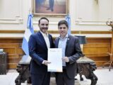 Kicillof suscribió convenios de cooperación con el gobernador Juan Pablo Valdés
