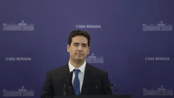 ADRIÁN RAVIER DEBUTÓ COMO VOCERO PRESIDENCIAL: SIN PREGUNTAS, CON UN NUEVO ESQUEMA DE COMUNICACIÓN Y LA PROMESA DE «RECUPERAR LA AGENDA» DEL GOBIERNO