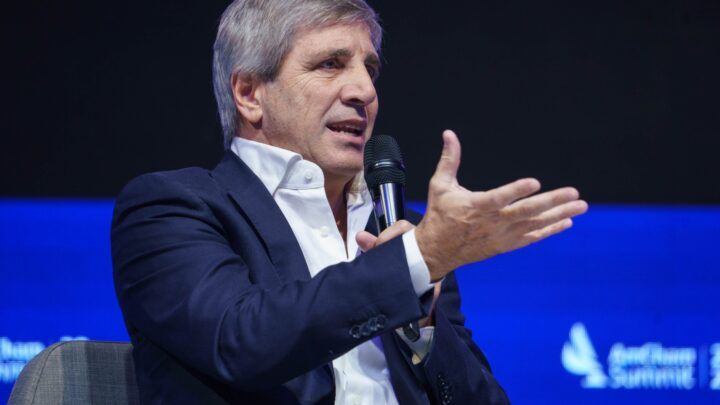 CAPUTO IMPULSA UNA NUEVA LEY DE “INOCENCIA FISCAL” PARA QUE LOS ARGENTINOS SAQUEN LOS DÓLARES DEL COLCHÓN