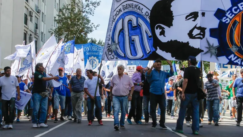 LA CGT EVALÚA UN NUEVO PARO GENERAL CONTRA LA REFORMA LABORAL Y CRECE LA TENSIÓN CON EL GOBIERNO