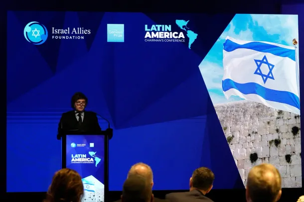 JAVIER MILEI REAFIRMÓ SU ALINEAMIENTO CON ISRAEL Y CARGÓ CONTRA LOS GOBIERNOS DE IZQUIERDA EN UNA CUMBRE INTERNACIONAL