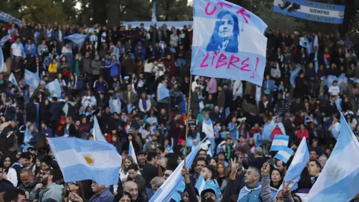 MULTITUDINARIO BANDERAZO EN PARQUE LEZAMA: EL KIRCHNERISMO VOLVIÓ A MOVILIZARSE EN APOYO A CRISTINA