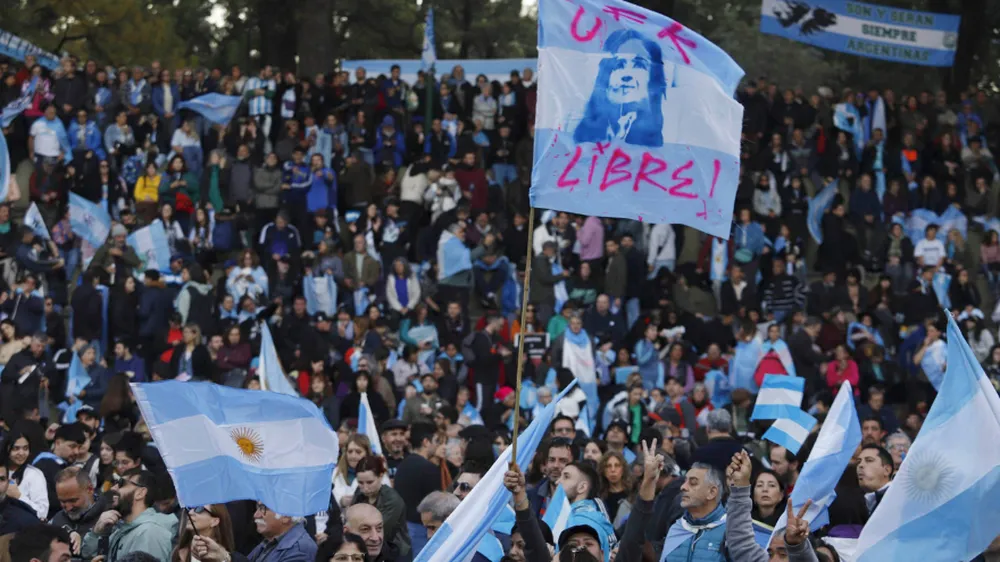 MULTITUDINARIO BANDERAZO EN PARQUE LEZAMA: EL KIRCHNERISMO VOLVIÓ A MOVILIZARSE EN APOYO A CRISTINA