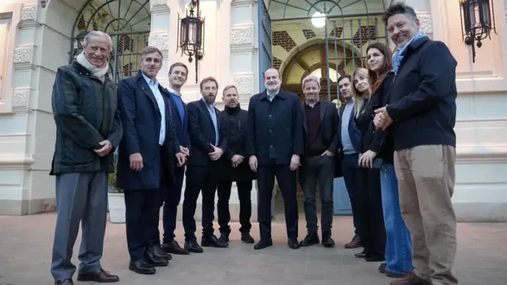 EL PERONISMO BONAERENSE SE REACOMODA DE CARA A 2027 Y UNA NUEVA LIGA DE INTENDENTES BUSCA GANAR PESO EN LA MESA DE DECISIONES