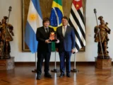 MILEI VIAJÓ A BRASIL PARA RESPALDAR A FLÁVIO BOLSONARO Y CRUZÓ A LULA Y A MORAES EN EL LANZAMIENTO DE LA CANDIDATURA
