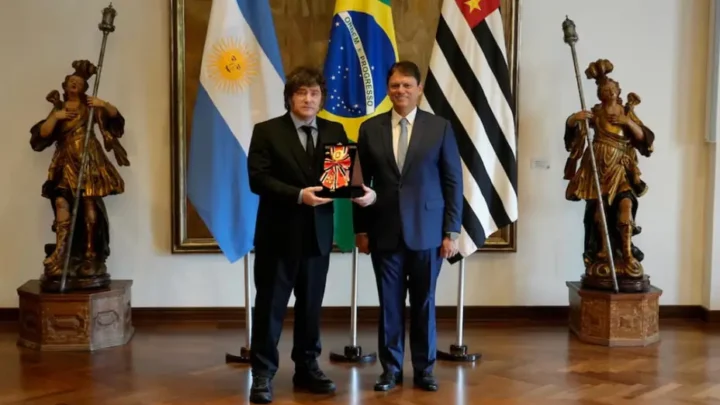 MILEI VIAJÓ A BRASIL PARA RESPALDAR A FLÁVIO BOLSONARO Y CRUZÓ A LULA Y A MORAES EN EL LANZAMIENTO DE LA CANDIDATURA