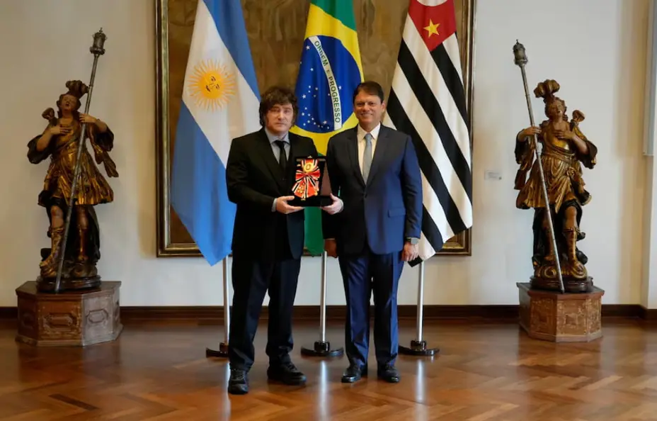 MILEI VIAJÓ A BRASIL PARA RESPALDAR A FLÁVIO BOLSONARO Y CRUZÓ A LULA Y A MORAES EN EL LANZAMIENTO DE LA CANDIDATURA