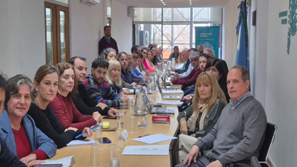 La Provincia acordó con los gremios docentes y de la Ley 10430 un aumento salarial del 7% escalonado en julio y agosto