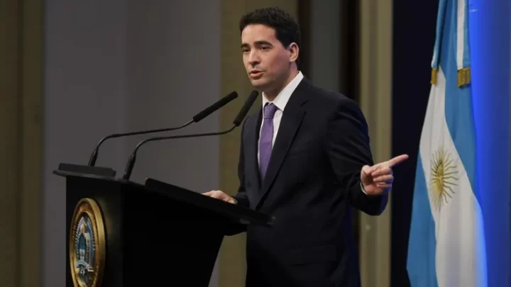 ADRIÁN RAVIER DEBUTÓ COMO VOCERO PRESIDENCIAL: DEFENDIÓ EL AJUSTE, RESPALDÓ A ADORNI Y BUSCÓ MARCAR UNA «NUEVA ETAPA» EN LA COMUNICACIÓN DEL GOBIERNO
