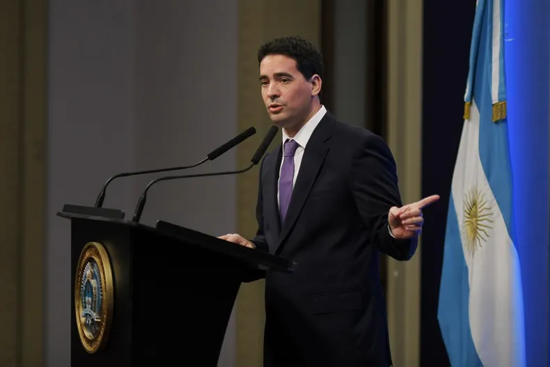 ADRIÁN RAVIER DEBUTÓ COMO VOCERO PRESIDENCIAL: DEFENDIÓ EL AJUSTE, RESPALDÓ A ADORNI Y BUSCÓ MARCAR UNA «NUEVA ETAPA» EN LA COMUNICACIÓN DEL GOBIERNO