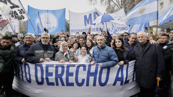 Kicillof participó de la marcha en rechazo al proyecto de Ley de Inviolabilidad de la Propiedad Privada