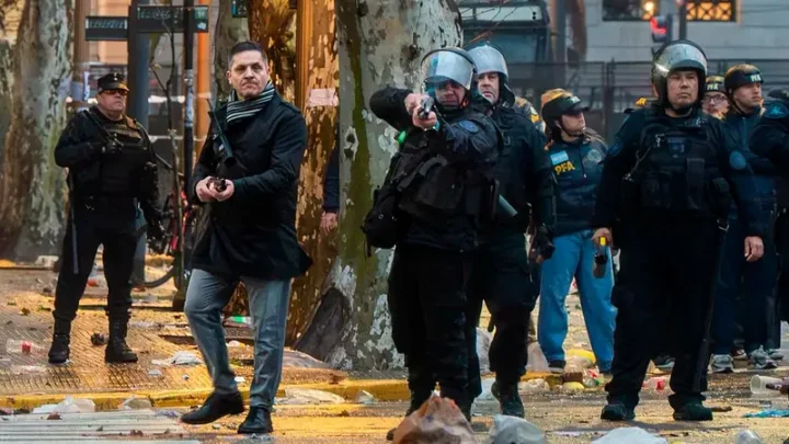DENUNCIARON A MONTEOLIVA Y A UN COMISARIO DE LA FEDERAL POR LA REPRESIÓN FRENTE AL CONGRESO