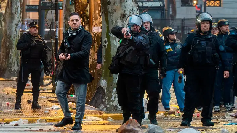 DENUNCIARON A MONTEOLIVA Y A UN COMISARIO DE LA FEDERAL POR LA REPRESIÓN FRENTE AL CONGRESO