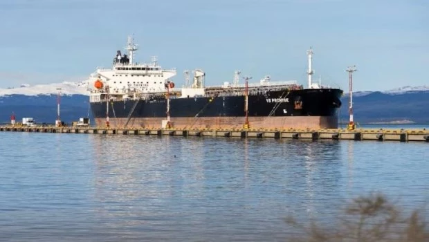 POLÉMICA EN USHUAIA: EL GOBIERNO AUTORIZÓ EL AMARRE DE UN BUQUE PETROLERO BRITÁNICO EN EL PUERTO