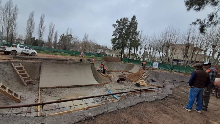 Avanzan obras en el Skate Park y en el sector de juegos de la plaza Eva Perón