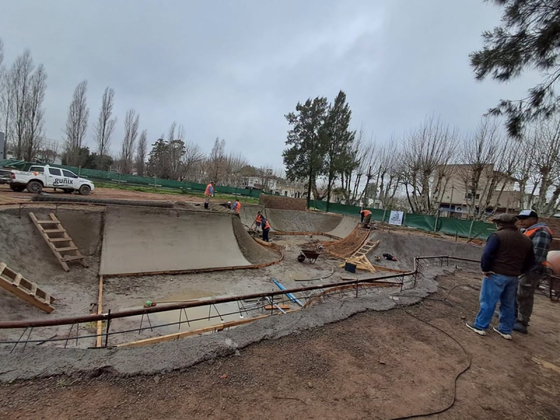 Avanzan obras en el Skate Park y en el sector de juegos de la plaza Eva Perón