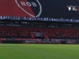 POLÉMICA EN ROSARIO: DENUNCIAN QUE EL GOBIERNO DE PULLARO ORDENÓ RETIRAR UNA BANDERA CONTRA LA LEY DE TIERRAS EN LA CANCHA DE NEWELL’S
