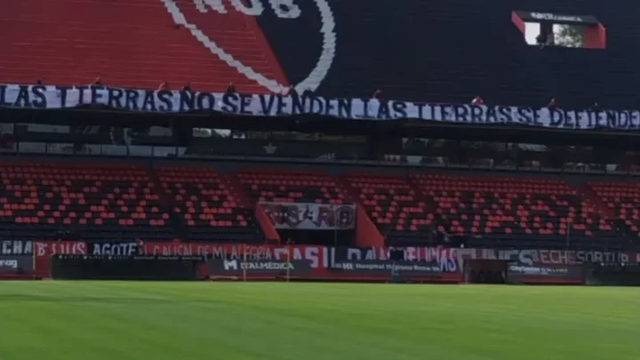 POLÉMICA EN ROSARIO: DENUNCIAN QUE EL GOBIERNO DE PULLARO ORDENÓ RETIRAR UNA BANDERA CONTRA LA LEY DE TIERRAS EN LA CANCHA DE NEWELL’S